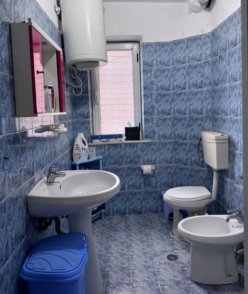 Tirane, jepet me qera apartament 1+1 Kati 3, 57 m² 380 € (Rruga Naim Frasheri tek Ambasada Greke)