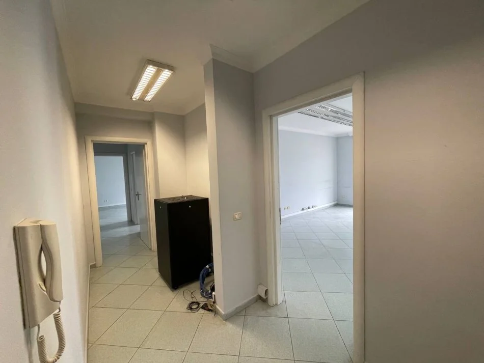 Tirane, jepet me qera , 1.200 € 