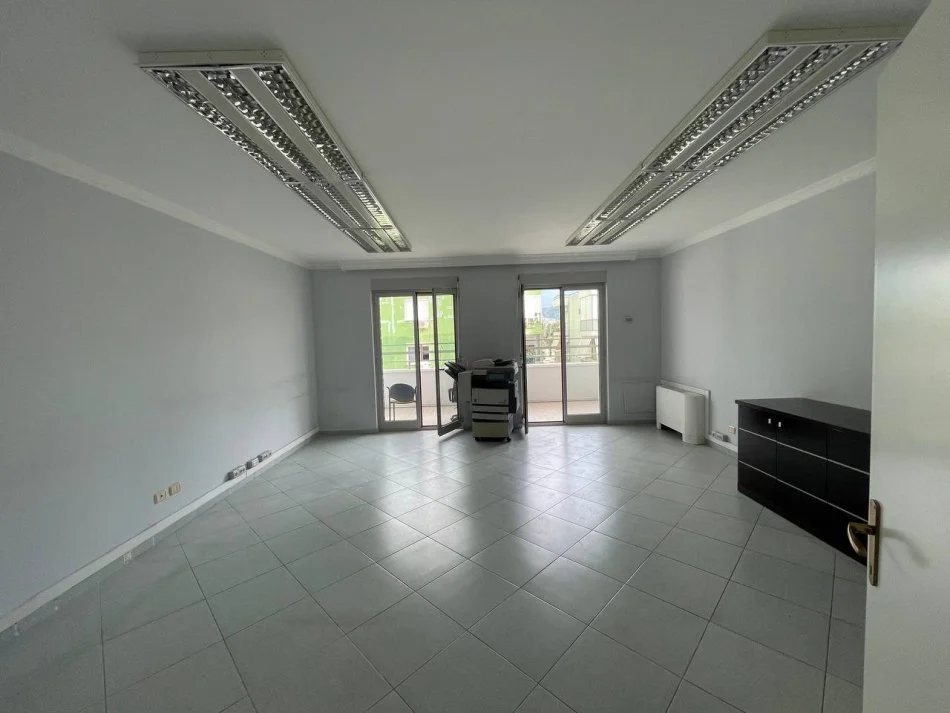 Tirane, jepet me qera , 1.200 € 