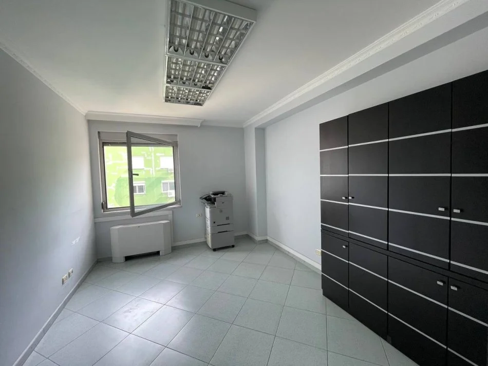 Tirane, jepet me qera , 1.200 € 