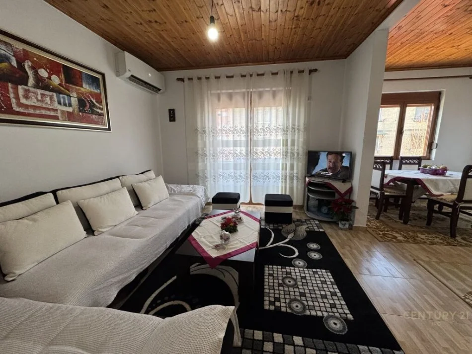 Tirane, jepet me qera apartament 2+1 Kati 3, 85 m² 450 € (Rruga Fabrika e Qelqit)
