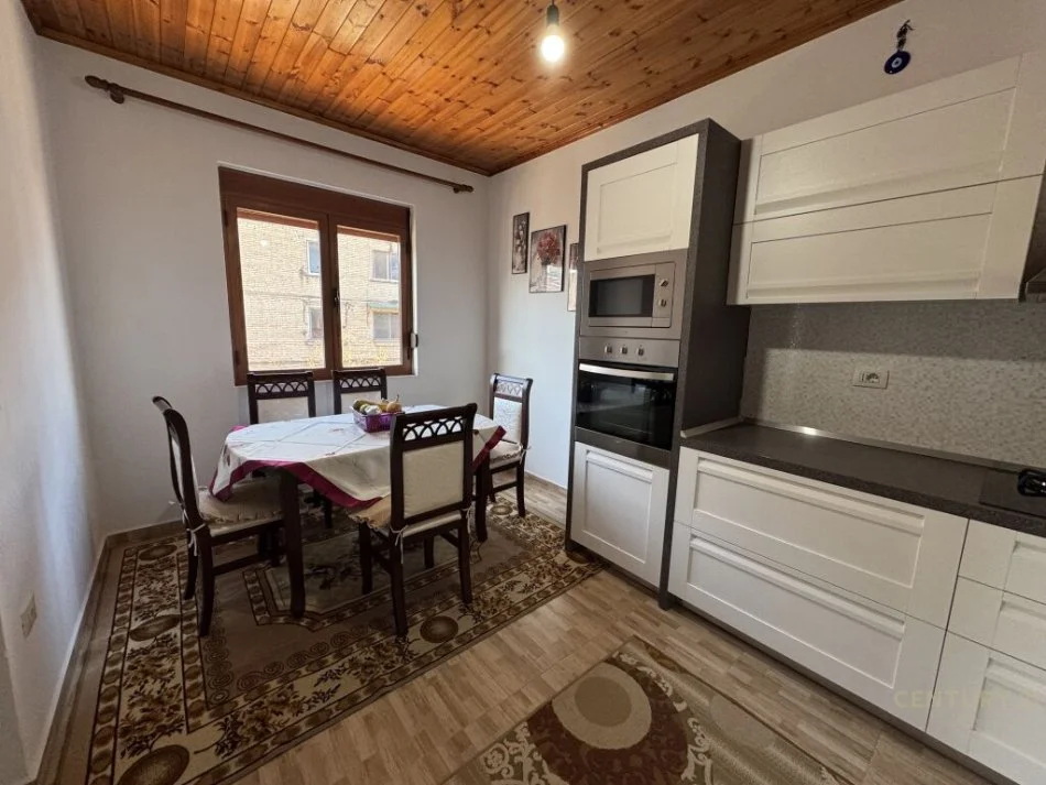 Tirane, jepet me qera apartament 2+1 Kati 3, 85 m² 450 € (Rruga Fabrika e Qelqit)