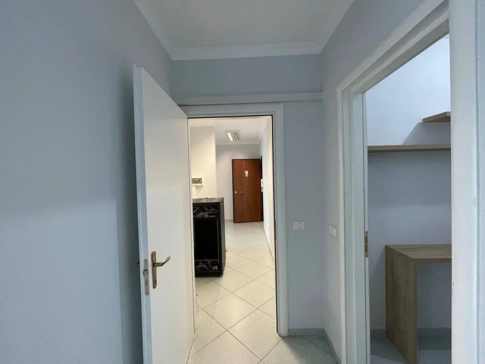 Tirane, jepet me qera , 1.200 € 