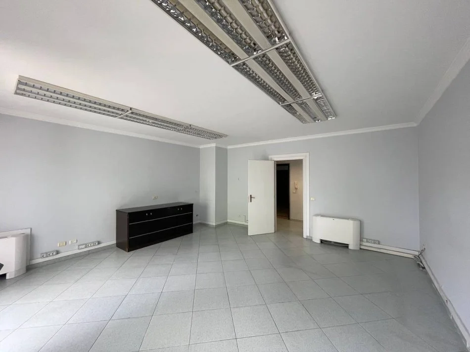 Tirane, jepet me qera , 1.200 € 