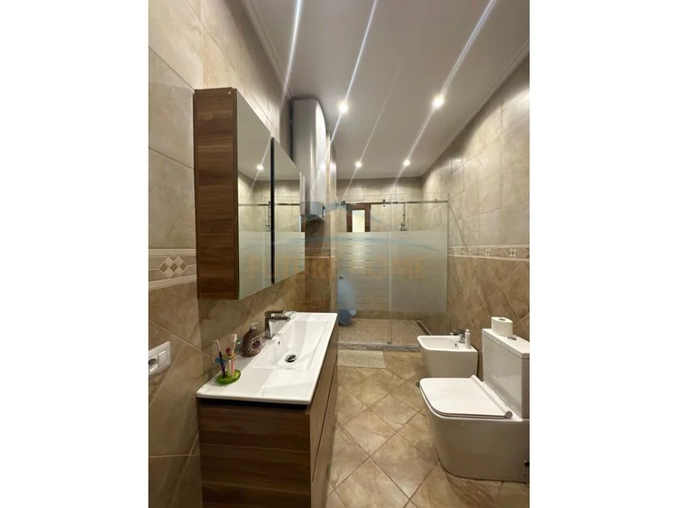 Tirane, shitet apartament 2+1+Ballkon Kati 4, 120 m² 240.000 € (Liqeni i Thate)