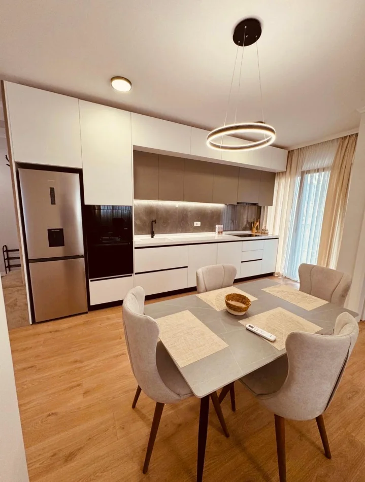 Tirane, jepet me qera apartament 2+1 Kati 6, 120 m² 1.300 € (Blloku i Ambasadave ,Hotel Colosseu)