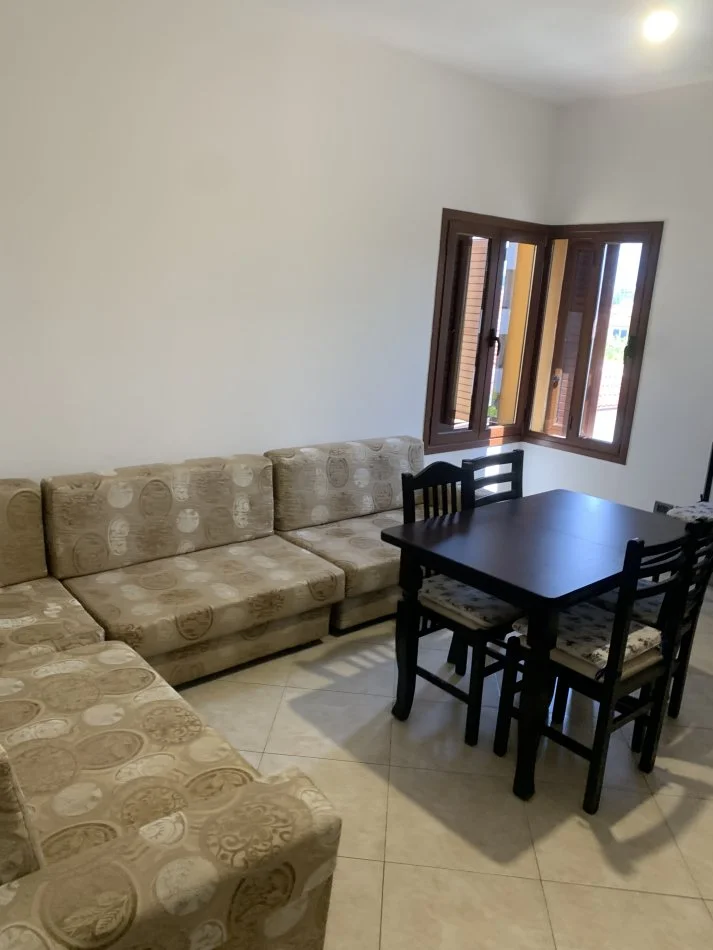 Tirane, jepet me qera shtepi 3+1+Aneks+Ballkon Kati 3, 120 m² 350 € (Laprake)
