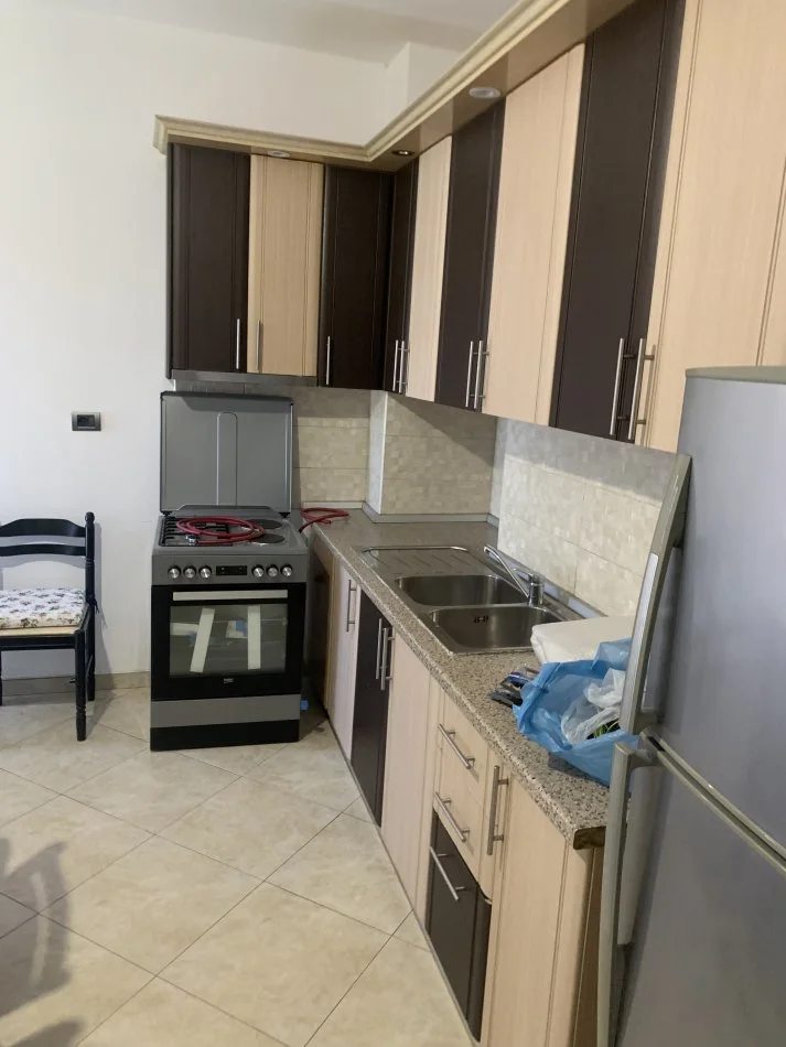 Tirane, jepet me qera shtepi 3+1+Aneks+Ballkon Kati 3, 120 m² 350 € (Laprake)