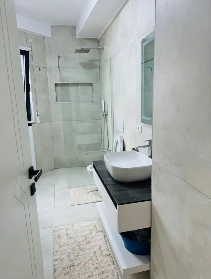 Tirane, jepet me qera apartament 2+1 Kati 6, 120 m² 1.300 € (Blloku i Ambasadave ,Hotel Colosseu)