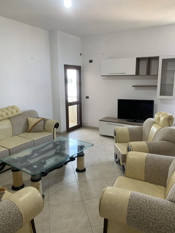Tirane, jepet me qera shtepi 3+1+Aneks+Ballkon Kati 3, 120 m² 350 € (Laprake)