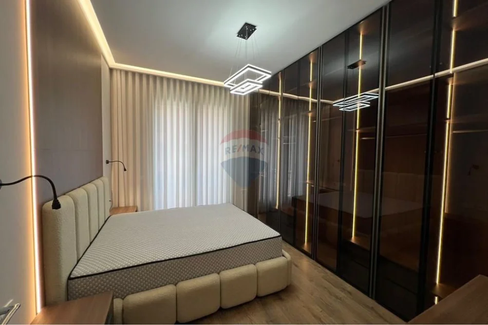 Tirane, jepet me qera apartament 1+1 , 82 m² 