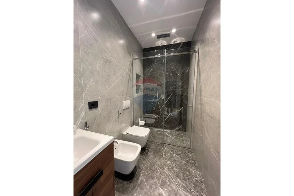 Tirane, jepet me qera apartament 1+1 , 70 m² 1.300 € 