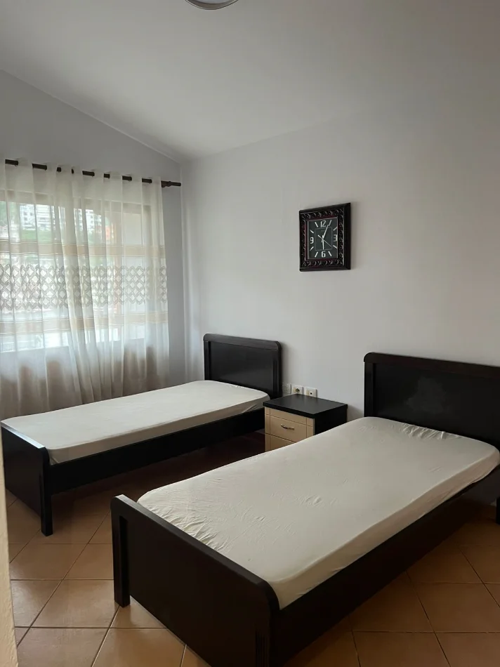 Tirane, jepet me qera apartament 3+1 Kati 4, 101 m² 550 € (Selite prane Universitetit Marlin Barleti)
