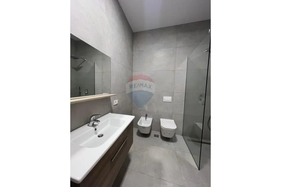Tirane, jepet me qera apartament 1+1 , 82 m² 