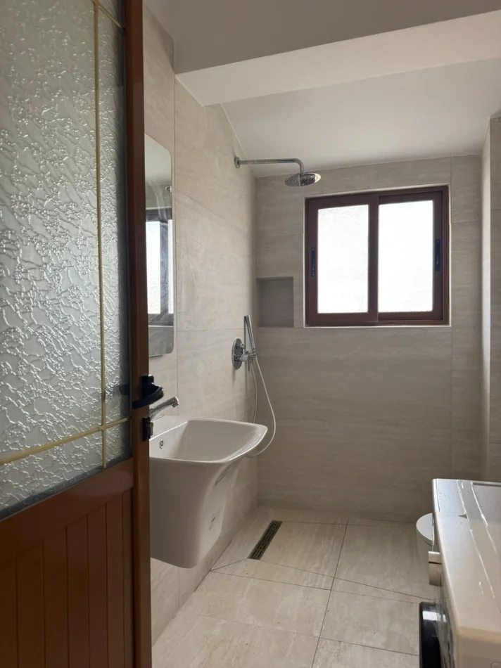 Tirane, jepet me qera apartament 3+1 Kati 4, 101 m² 550 € (Selite prane Universitetit Marlin Barleti)