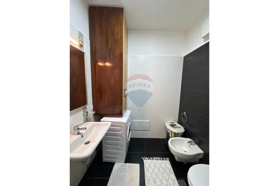 Tirane, jepet me qera apartament 1+1 , 129 m² 1.000 € 