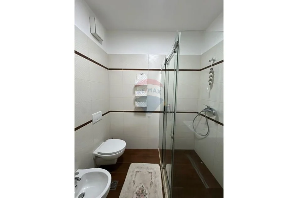 Tirane, jepet me qera apartament 1+1 , 129 m² 1.000 € 