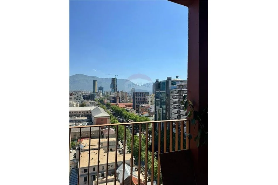 Tirane, jepet me qera apartament 3+1+Ballkon Kati 10, 110 m² 1.000 € (QIRA AMBIENT PER ZYRA RRUGA E KAVAJES!)