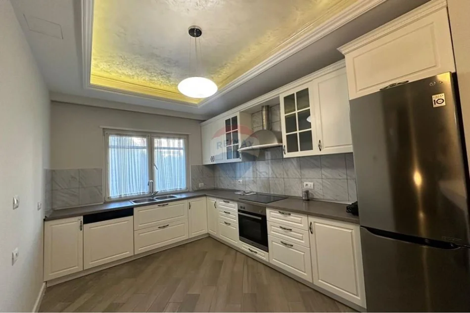 Tirane, jepet me qera Vile 3 Katshe , 197 m² 3.000 € 