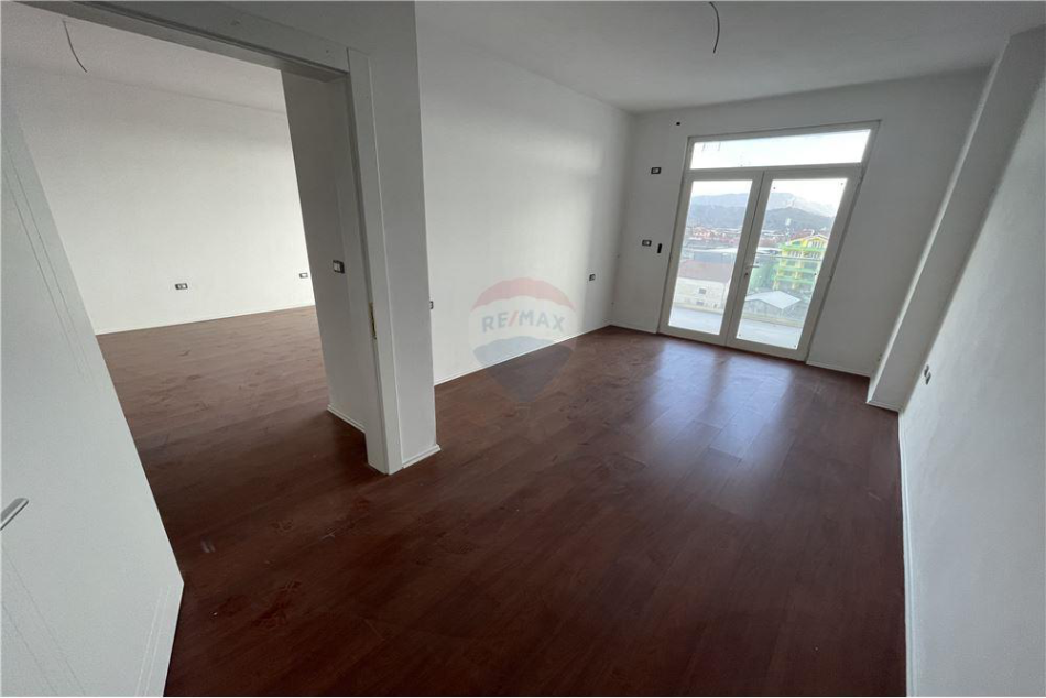 Shkoder, shitet apartament 1+1+Ballkon, Kati 6, 68 m² (Rus)