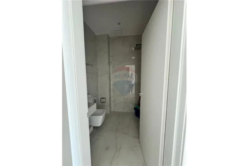 Tirane, jepet me qera apartament 3+1+Ballkon Kati 10, 110 m² 1.000 € (QIRA AMBIENT PER ZYRA RRUGA E KAVAJES!)