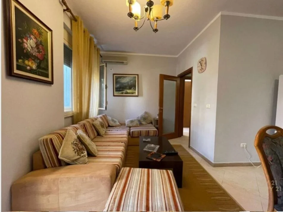 Tirane, jepet me qera apartament 2+1 Kati 2, 75 m² 550 € (Rruga Him Kolli)