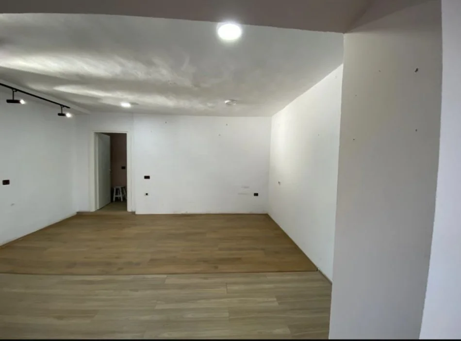 Tirane, jepet me qera ambjent biznesi Kati 0, 40 m² 350 € (Pediatria)
