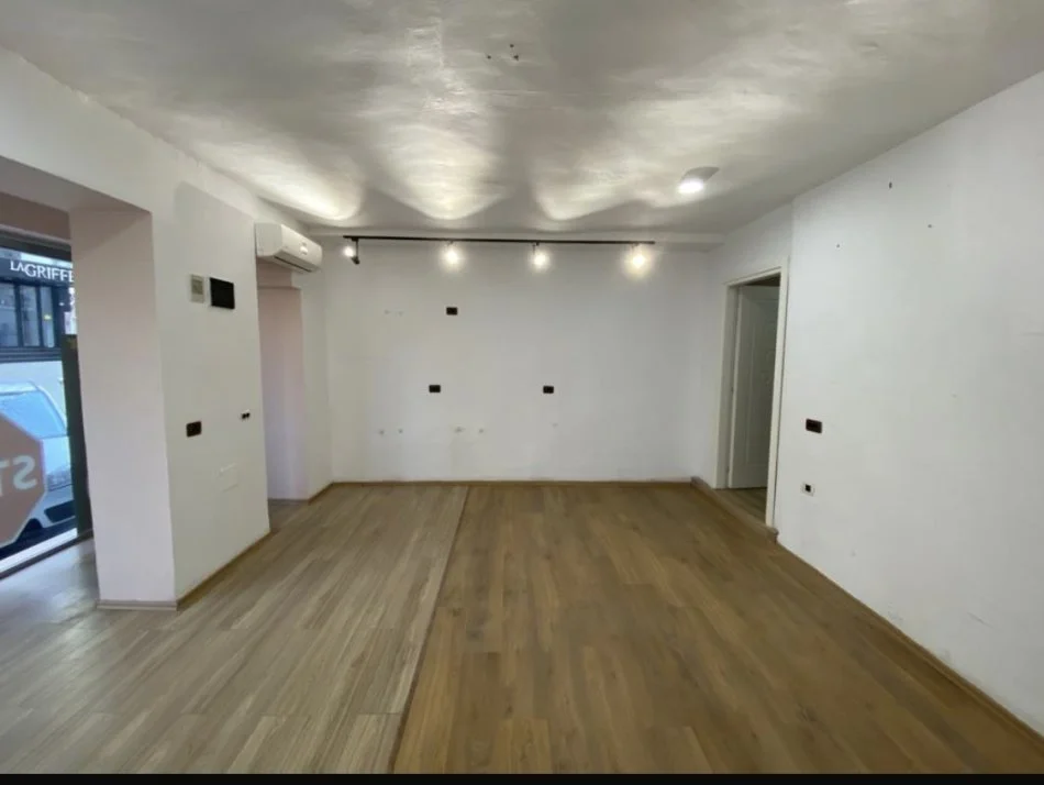 Tirane, jepet me qera ambjent biznesi Kati 0, 40 m² 350 € (Pediatria)