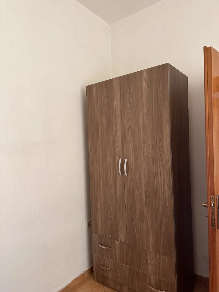 Tirane, jepet me qera garsonier ne vile 3 Katshe Kati 1, 25 m² 300 € (rruga at zef pellumbi)