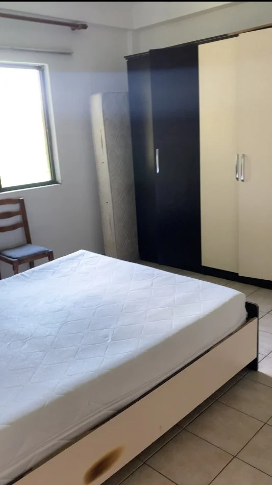 Tirane, jepet me qera shtepi 1+1 me parking Kati 3, 50 m² 240 € (Laprake)