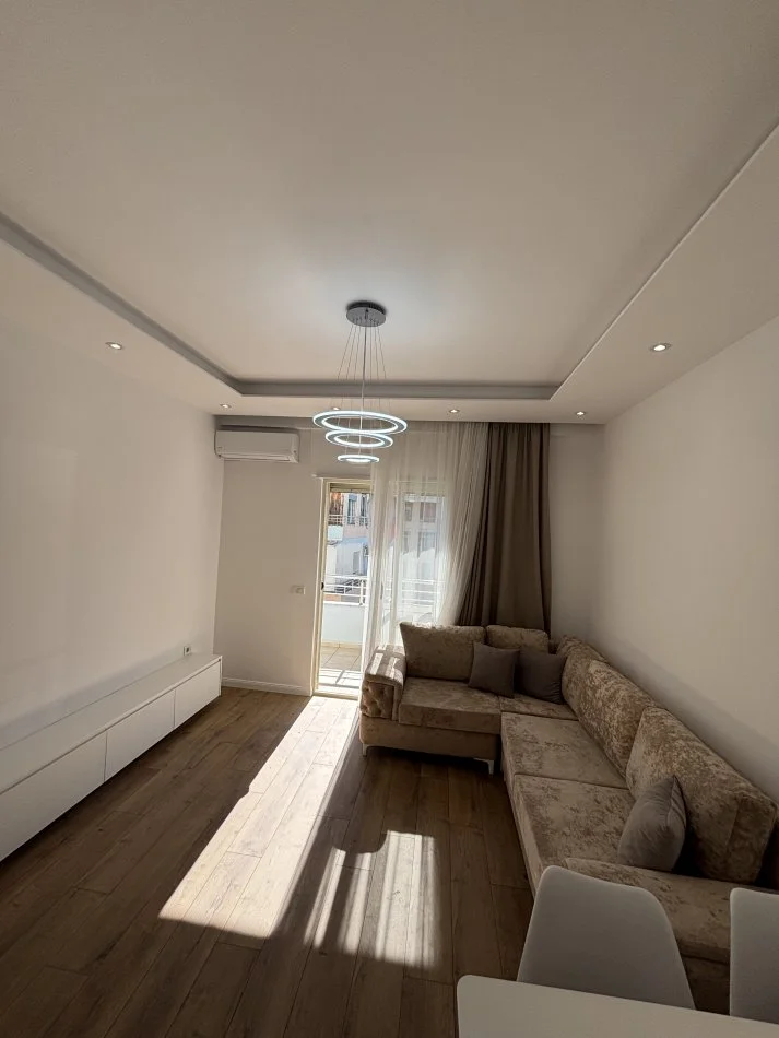 Tirane, shitet apartament 1+1+Ballkon Kati 5, 72 m² 145.000 € (Bill Klinton)