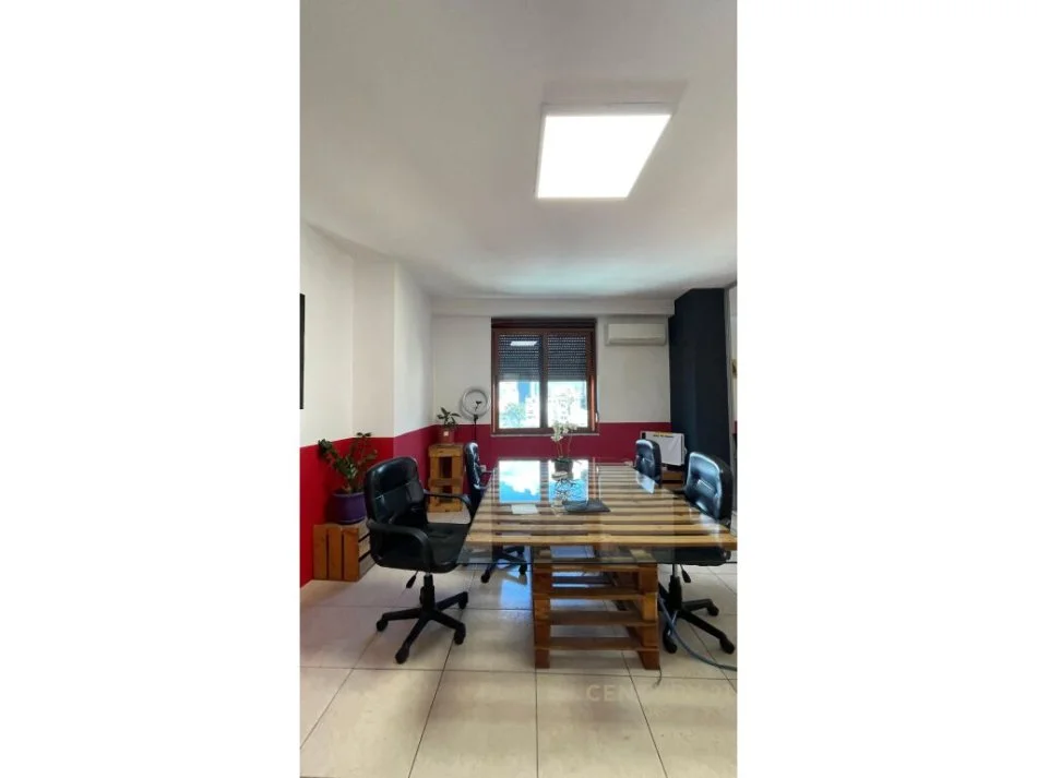 Tirane, jepet me qera ambjent biznesi Kati 6, 371 m² 3.000 € (Kompleksi Usluga)