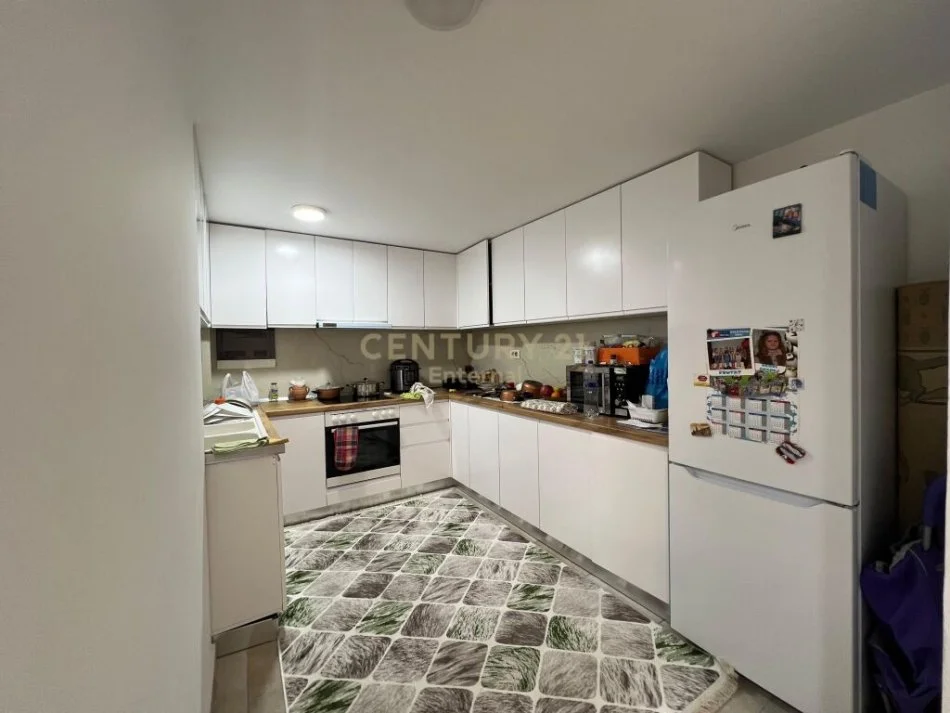 Tirane, shes 2+1+Ballkon Kati 1, 90 m² 110.000 € (Yzberisht)