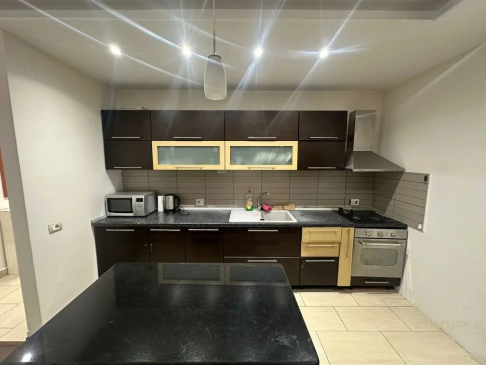 Tirane, jepet me qera apartament 2+1+Ballkon Kati 3, 130 m² 600 € (Rruga Frosina Plaku)