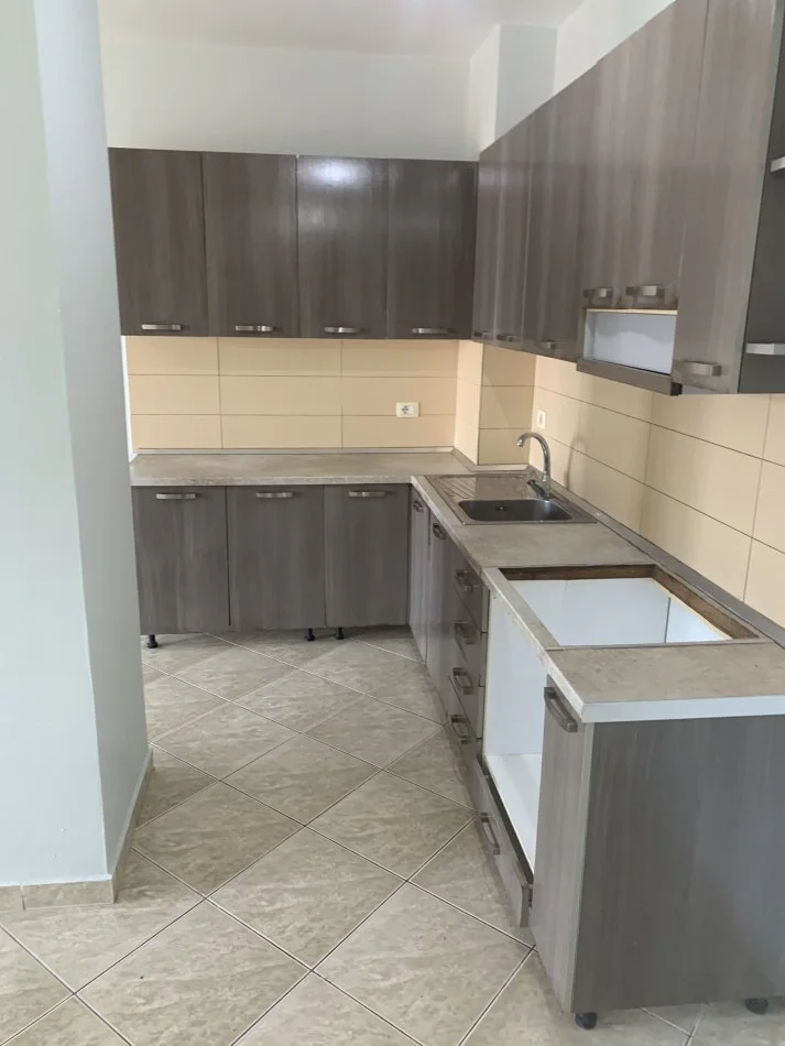 Tirane, jepet me qera 2+1+Ballkon Kati 3, 300€