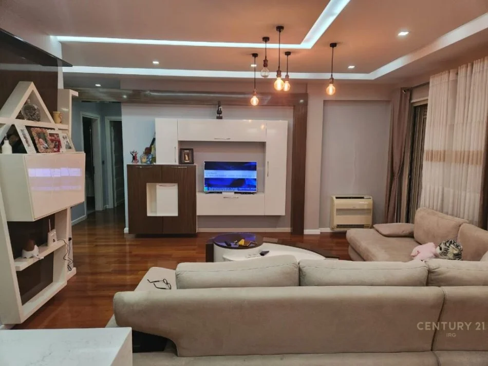 Tirane, jepet me qera apartament 2+1 Kati 12, 135 m² 1.000 € (Rruga Panorama)