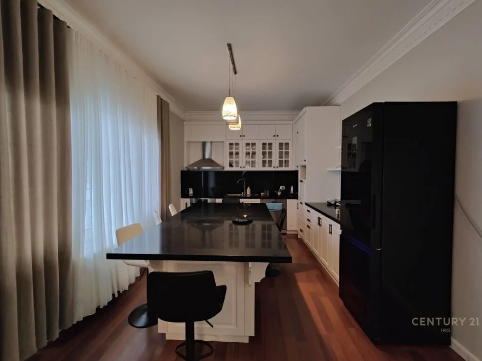 Tirane, jepet me qera apartament 2+1 Kati 3, 100 m² 800 € (Selite)