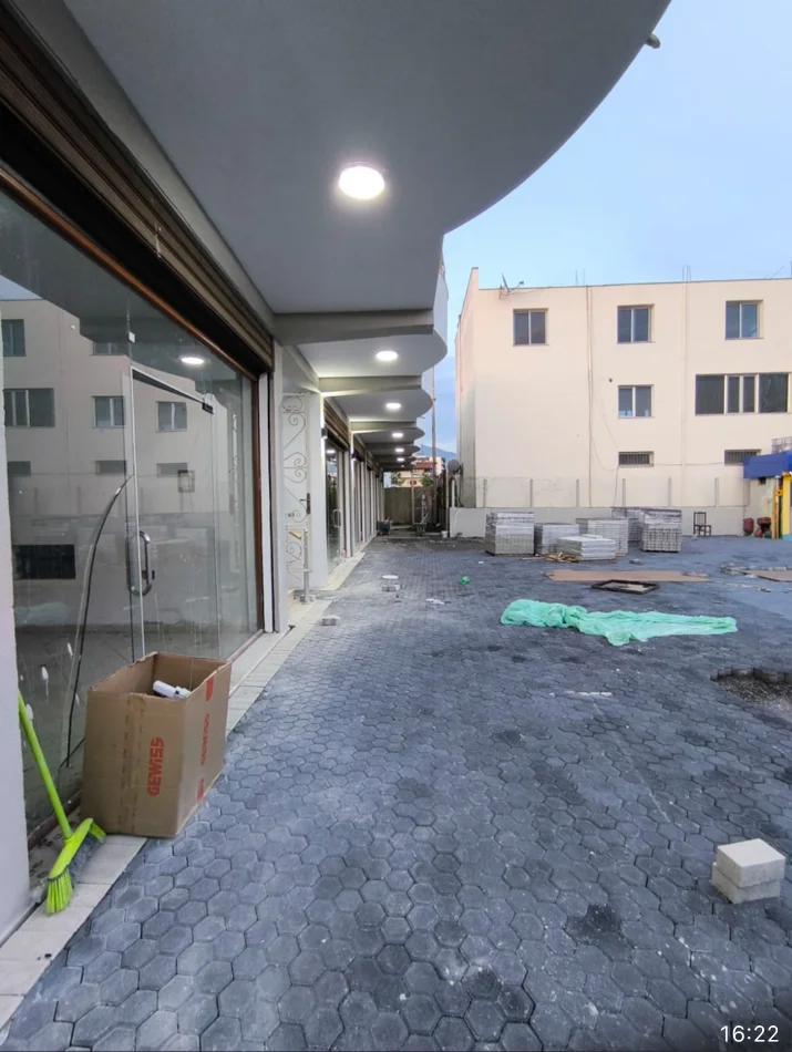 Shqiperi, jepet me qera ambjent biznesi Kati 2, 1.180 m² 2.500 € (Rruga Demokracia Bathore)