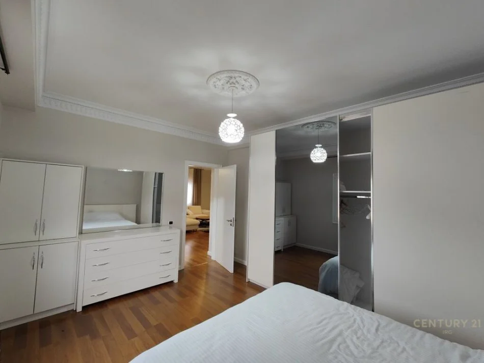 Tirane, jepet me qera apartament 2+1+ post parkimi Kati 3, 100 m² 800 € (Universiteti Marlin Barleti)