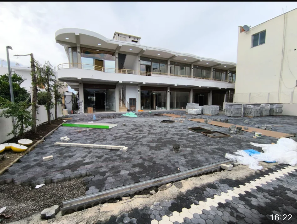 Shqiperi, jepet me qera ambjent biznesi Kati 2, 1.180 m² 2.500 € (Rruga Demokracia Bathore)