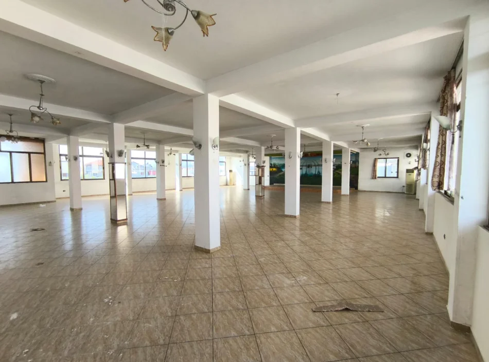Shqiperi, jepet me qera ambjent biznesi Kati 2, 1.180 m² 2.500 € (Rruga Demokracia Bathore)