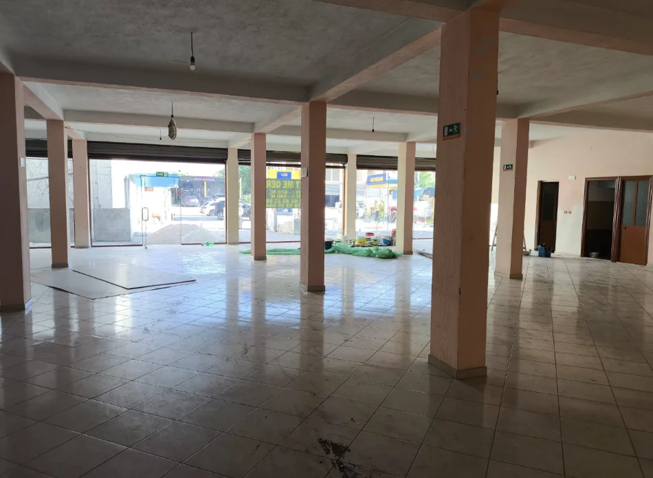 Shqiperi, jepet me qera ambjent biznesi Kati 2, 1.180 m² 2.500 € (Rruga Demokracia Bathore)