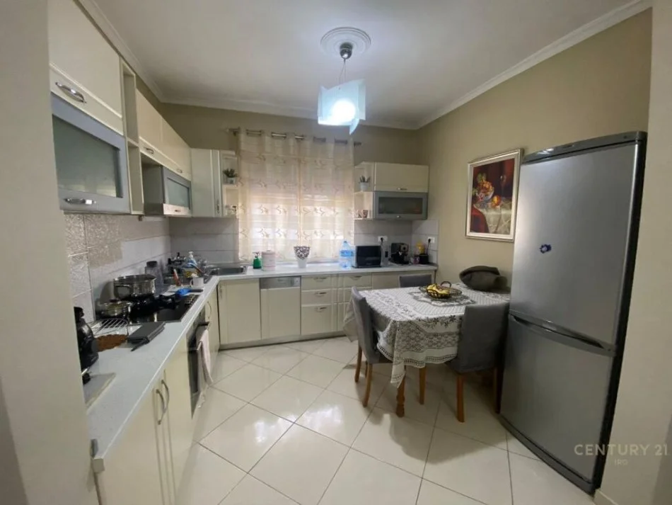 Tirane, jepet me qera apartament 2+1 Kati 3, 73 m² 600 € (Rruga Durresit)