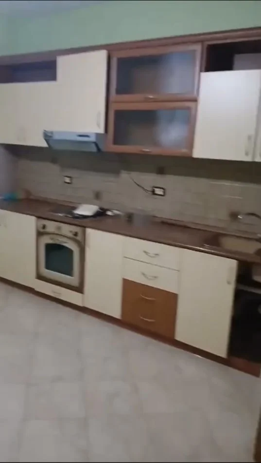 Tirane, jepet me qera shtepi 3+1+Aneks+Ballkon Kati 2, 110 m² 400 € (Prane tregut elektrik)