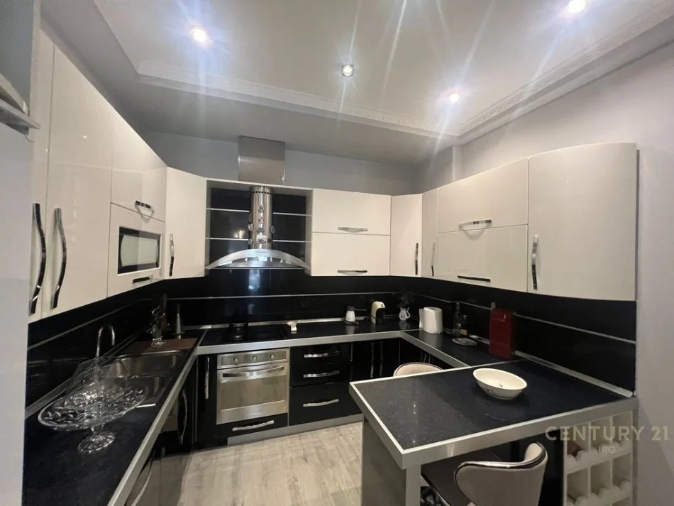Tirane, jepet me qera apartament 3+1+Ballkon Kati 5, 139 m² 1.300 € 