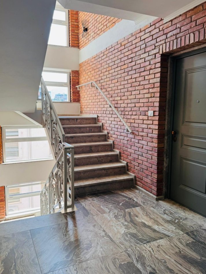 Tirane, jepet me qera zyre Kati 4, 50 m² 800 € (RTSH, Rr. Themistokli Germenji, perballe shisha bar)