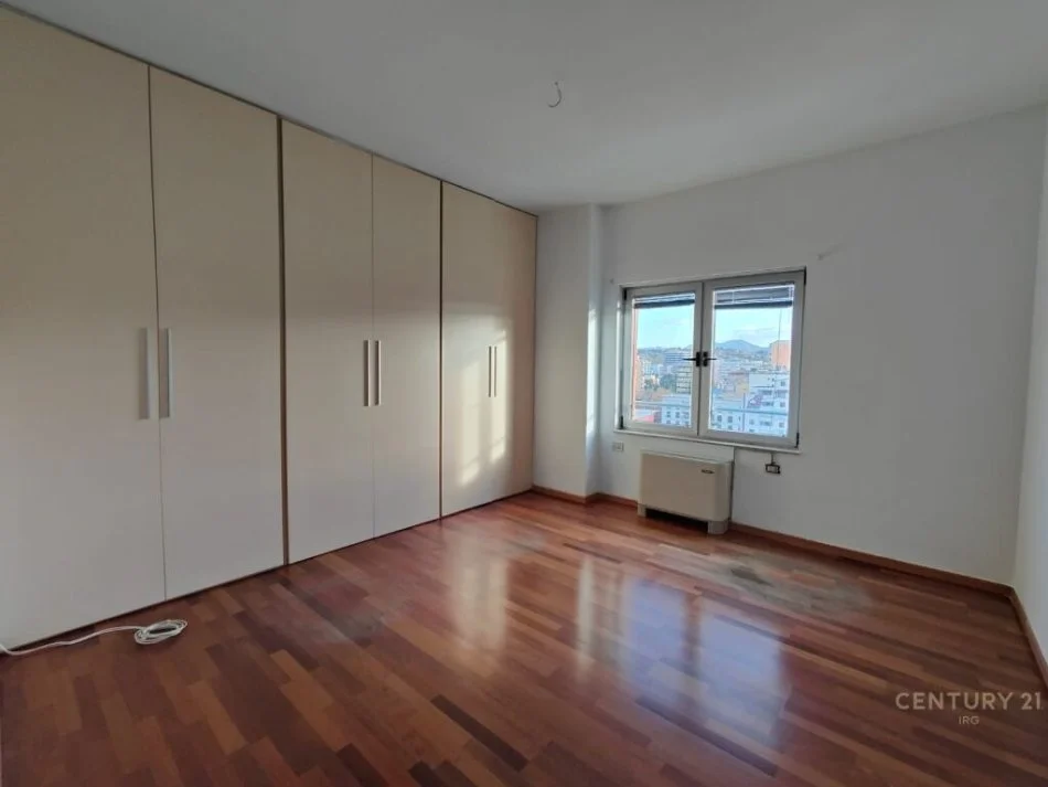 Tirane, jepet me qera zyre Kati 11, 150 m² 2.200 € (Galeria ETC)