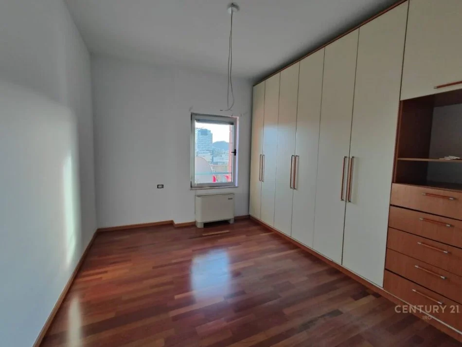 Tirane, jepet me qera zyre Kati 11, 150 m² 2.200 € (Galeria ETC)