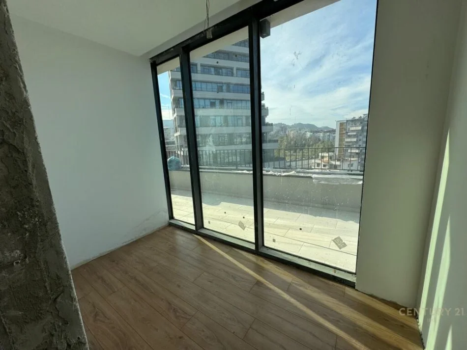 Tirane, jepet me qera apartament 2+1 Kati 5, 178 m² 1.600 € (Lake View)