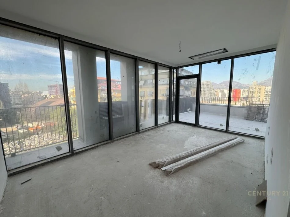 Tirane, jepet me qera apartament+verande | Penthouse 2+1 Kati 3, 194 m² 1.600 € (Lake view)